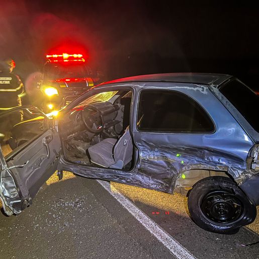 Colisão entre carros seguida de capotamento deixa um ferido na BR-282