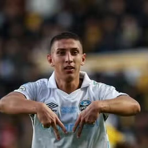 Grêmio marca no fim, vence o Criciúma em duelo direto e se afasta do Z-4