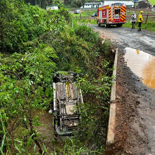 Veículo cai em rio e motorista é resgatado no interior de Barra Bonita