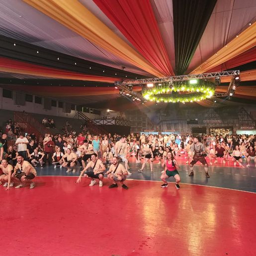 Bailões animam público na 46ª Oktoberfest neste sábado