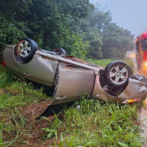 Capotamento na BR-163 deixa uma pessoa ferida em Guataparema