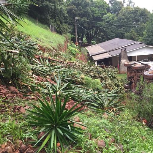 Caminhoneiro morre em tombamento em propriedade rural