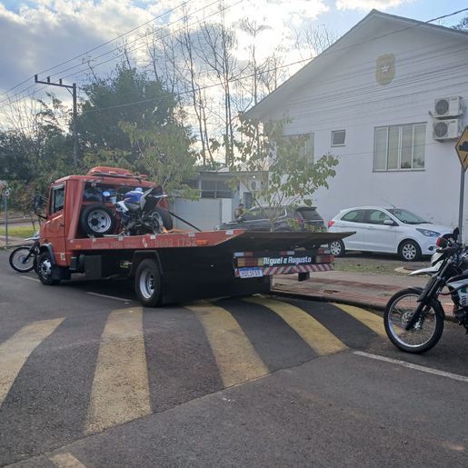 Jovem é preso por alterar placa de moto em São Miguel do Oeste