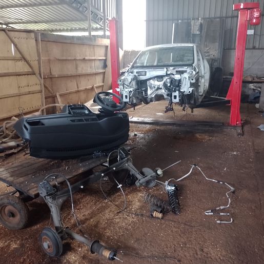 PM descobre desmanche de veículos roubados e prende dois em SMOeste