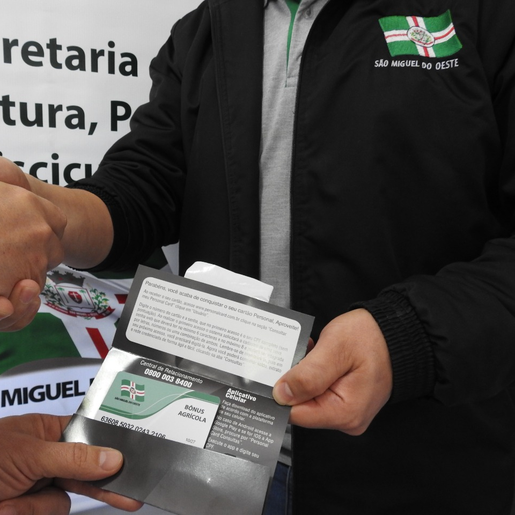 Agricultores que não retiraram cartão do Bônus Agrícola devem ir à Prefeitura