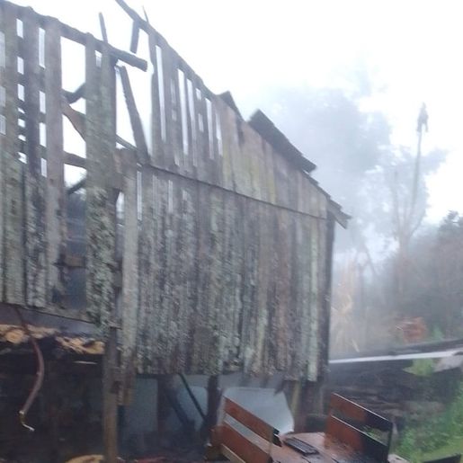 Incêndio atinge galpão no interior de São Miguel do Oeste e destrói parte da estrutura