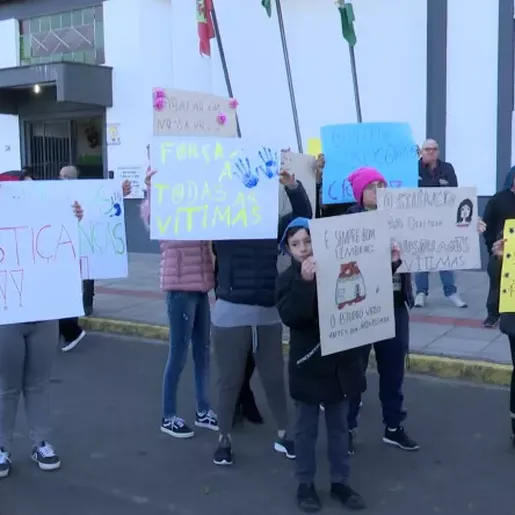 Caso de estupros em escola de SC tem protesto e diretora afastada