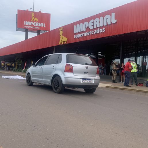 Mulher é atropelada e morta por carro quando atravessava a Willy Barth na faixa de pedestres