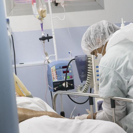 Bolsonaro sanciona lei de proteção a profissionais essenciais ao controle de doenças