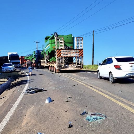 Mulher fica ferida em colisão entre camionete e caminhão