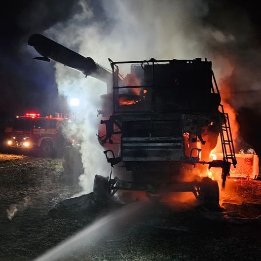 Incêndio atinge colheitadeira em plantação de soja no interior de Riqueza