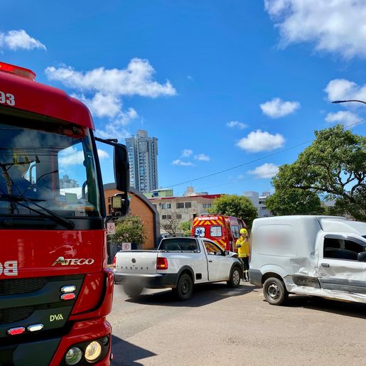 Colisão no centro envolve três veículos em São Miguel do Oeste
