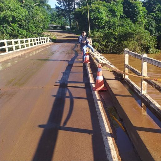 Proteção lateral de ponte na ITG 070 é danificada por enchente