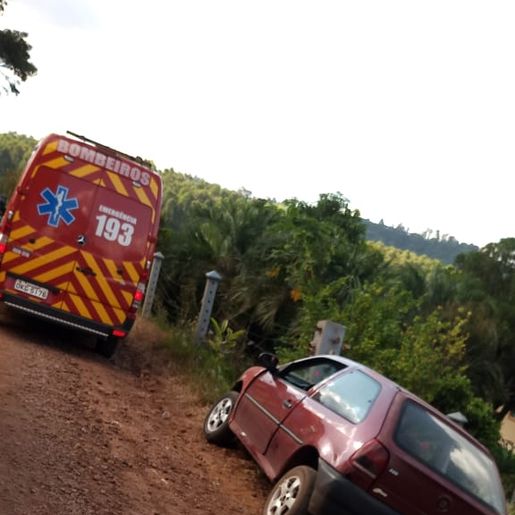 Colisão de carro em cerca deixa dois feridos em São José do Cedro
