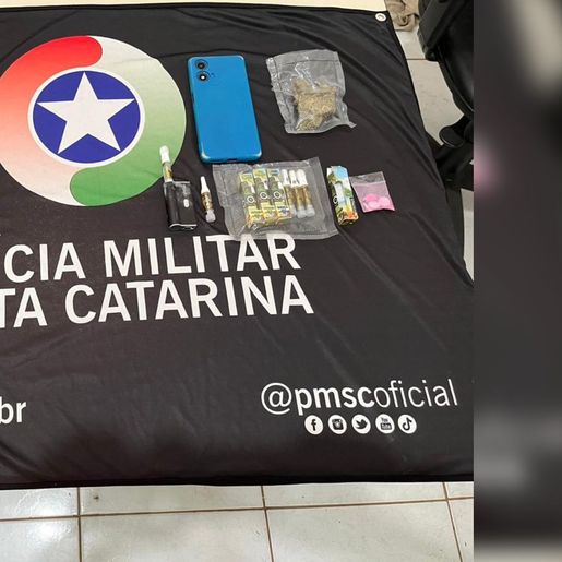 PM apreende drogas e prende homem em ônibus durante operação em SMO