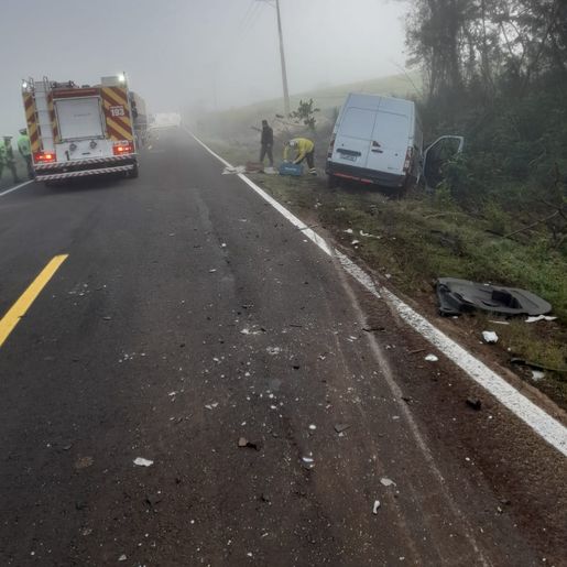 Condutor fica ferido em colisão entre van e caminhão na PR-180