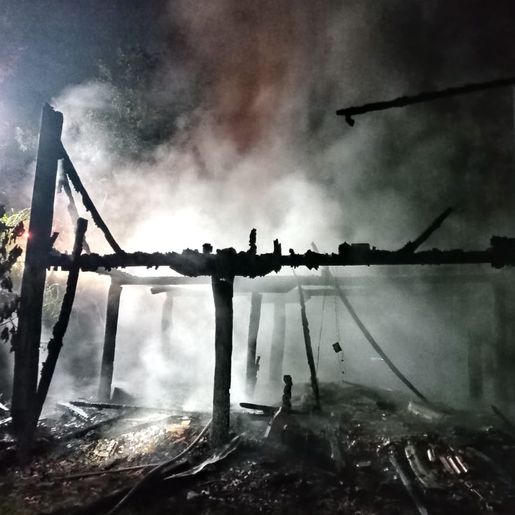 Galpão é destruído pelo fogo no interior de São João do Oeste