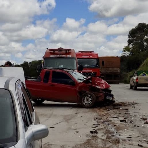 Condutor fica ferido em acidente entre três carros e um caminhão na BR-163 em Cedro