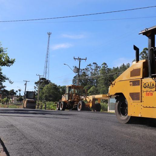 Descanso realiza obras de recapeamento asfáltico