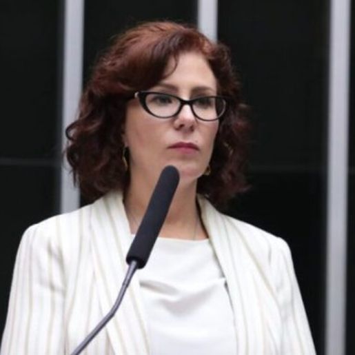 Carla Zambelli tem mandato cassado e fica inelegível por 8 anos