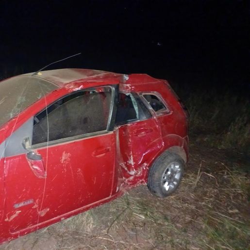 Saída de pista com choque em poste de energia deixa feridos no interior de Itapiranga