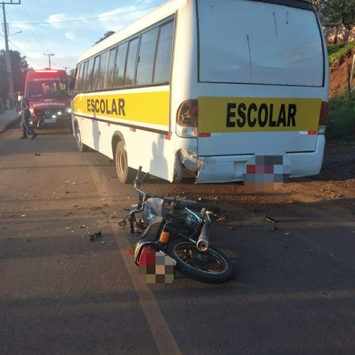 Colisão entre motocicleta e ônibus escolar deixa jovem ferido em Itapiranga