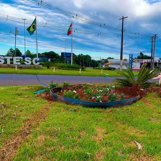 Motorista perde o controle de carro, sobe em canteiro e capota no trevo de SMOeste