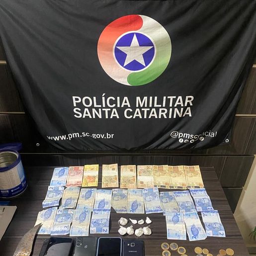 Homem é preso por tráfico de drogas ao tentar fugir da PM em Modelo