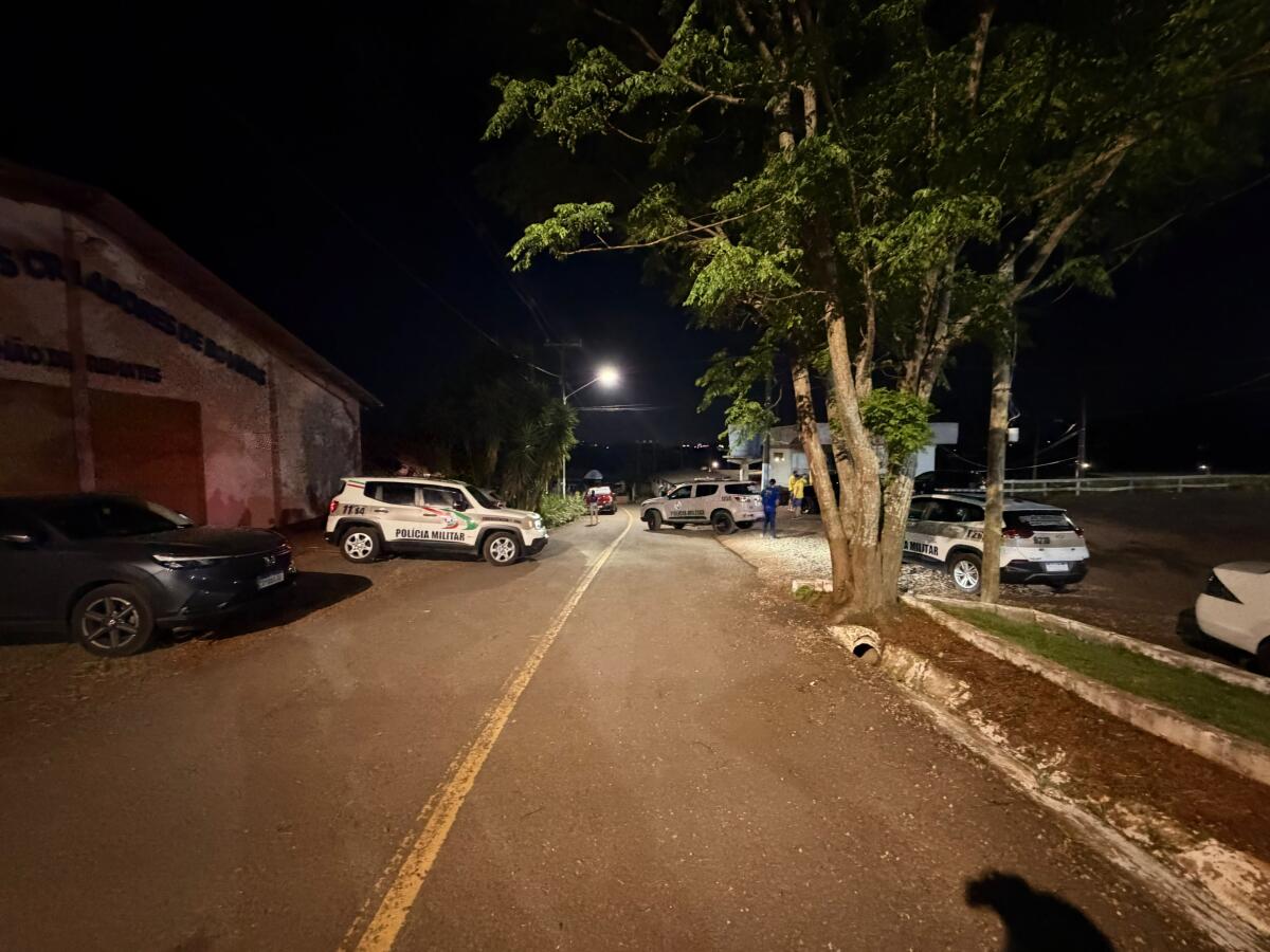Homem é preso após agredir companheira e avançar com camionete contra policiais em São Miguel do Oeste