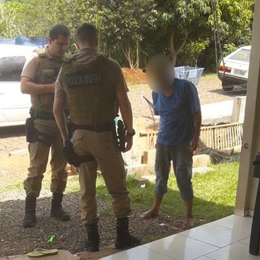 Homem embriagado invade casa, deita na cama e é preso em Guaraciaba