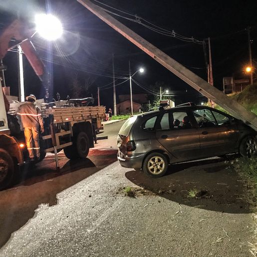 VÍDEO: Condutor perde controle e colide carro em poste em SMO