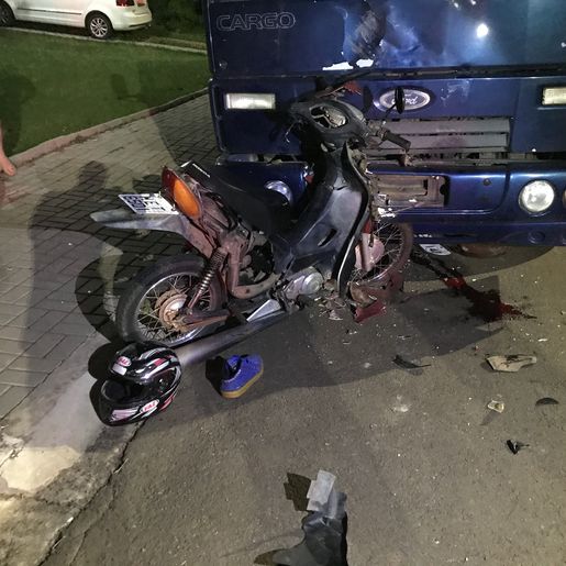VÍDEO: Motociclista sofre ferimentos graves em colisão contra caminhão estacionado