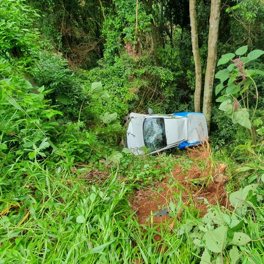Veículo cai em ribanceira de 100 metros e deixa um ferido em São José do Cedro