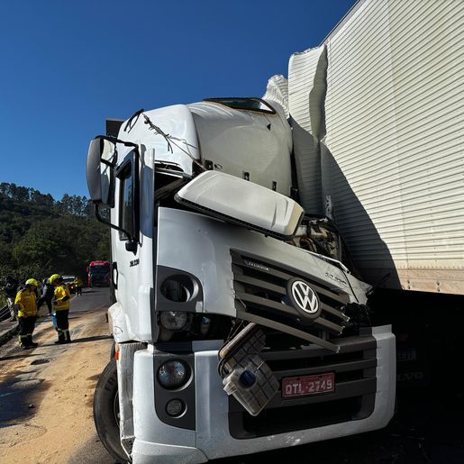 Acidente grave entre caminhões deixa dois feridos na BR-282
