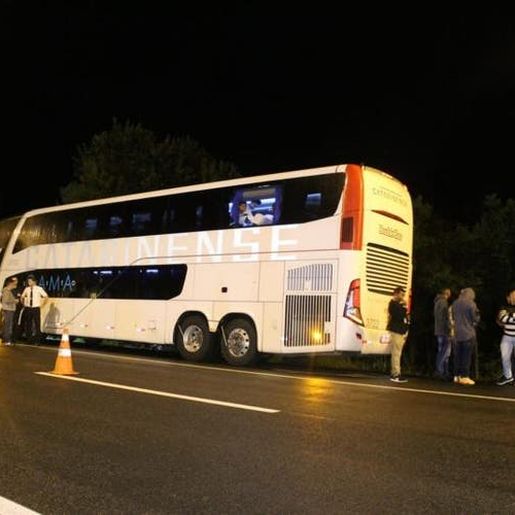 Tentativa de assalto a ônibus que vinha para SC termina com três suspeitos mortos no PR