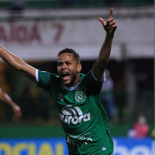 Chape faz bom jogo e empata com o líder Atlético MG na Arena