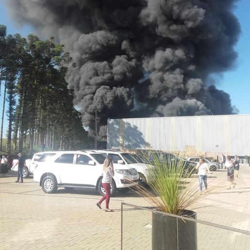 Trabalhadores são atendidos após inalação de fumaça em incêndio em fábrica de colchões