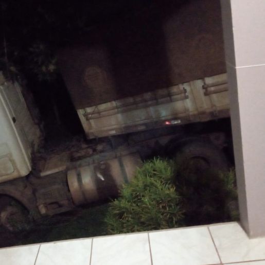 Caminhão bitrem invade quintal de residência em Guarujá do Sul