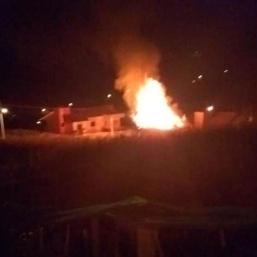 Casa é destruída por incêndio em Anchieta