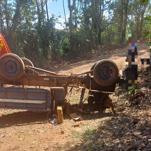 Idosa fica ferida em capotamento de carreta agrícola no interior de Itapiranga
