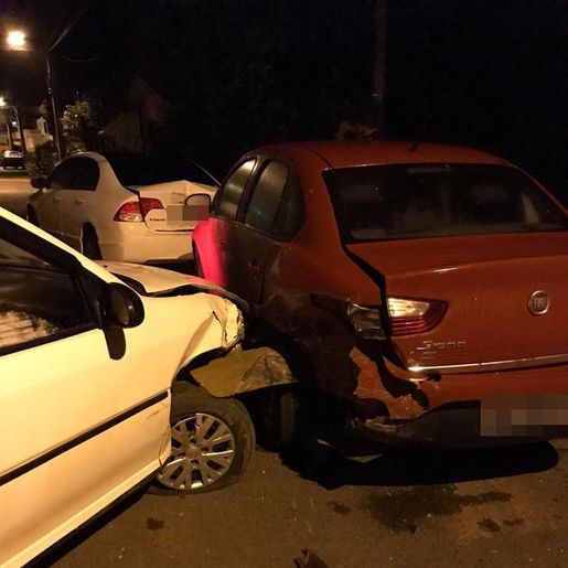 Acidente envolve quatro veículos em Itapiranga e motorista é preso