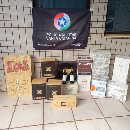 Polícia apreende 98 garrafas de vinho argentino na BR-163, em Dionísio Cerqueira
