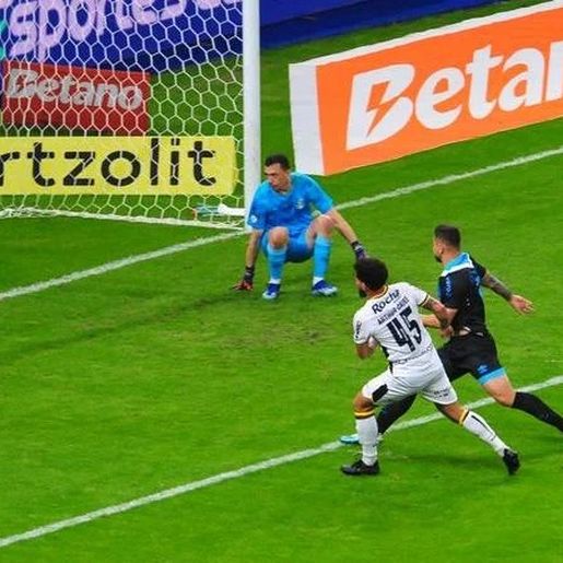 Grêmio joga mal, perde para o Criciúma e volta a sofrer ameaça do Z4