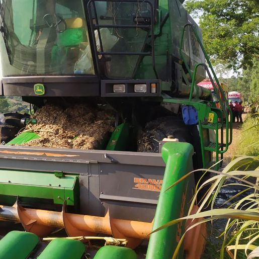Incêndio em máquina agrícola mobiliza bombeiros de São Lourenço do Oeste