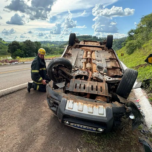 Saída de pista seguida de capotamento deixa uma pessoa ferida na BR 282