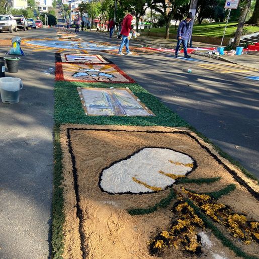 SMO: Comunidade trabalha na confecção dos tradicionais tapetes de Corpus Christi
