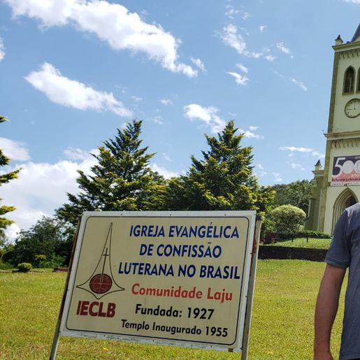 Há cerca de 15 anos, idosa confecciona bonecas para o Kerb Fest da comunidade evangélica de Laju