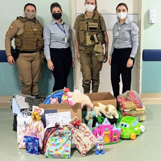 PM entrega brinquedos, pijamas e alimentos ao Hospital Regional