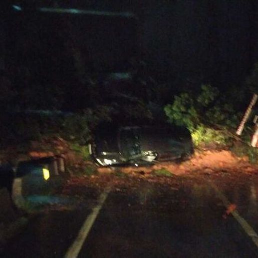 Deslizamento atinge carros, mobiliza resgate e interdita BR-376 entre SC e o PR