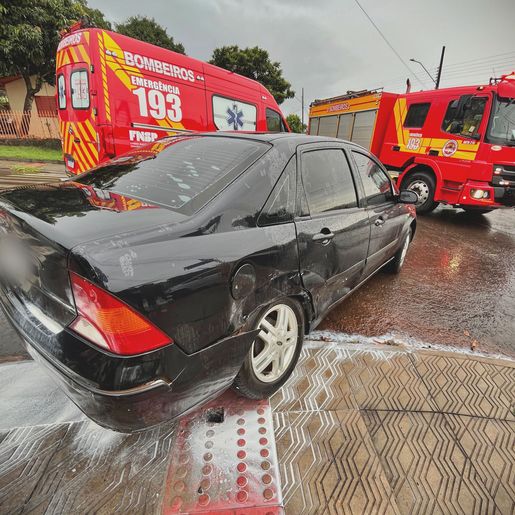 Acidente entre dois carros deixa mulher ferida no Bairro São Luiz, em SMO